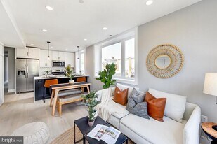 1915 H St NE in Washington, DC - Building Photo