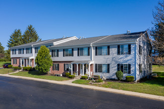 Carriage House Apartments & Townhomes in Adrian, MI - Building Photo - Building Photo