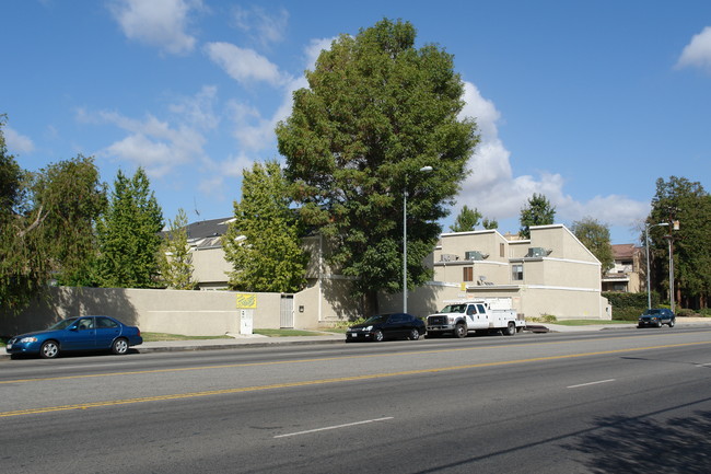 Wellesley Townhomes in Chatsworth, CA - Building Photo - Building Photo