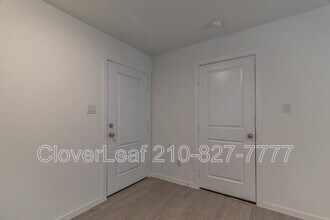 3626 Amber Glade in San Antonio, TX - Building Photo - Building Photo