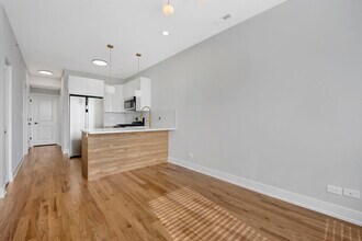 2350 S Leavitt St in Chicago, IL - Building Photo - Building Photo