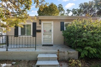 21222 Atlantic Ave in Warren, MI - Building Photo - Building Photo