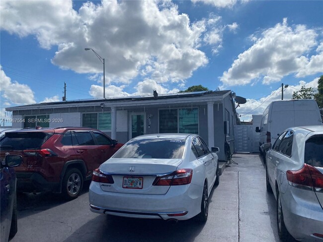 398 E 56th St in Hialeah, FL - Building Photo - Building Photo