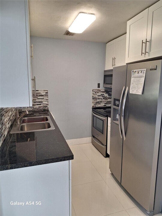 2221 N 61st Terrace in Hollywood, FL - Building Photo