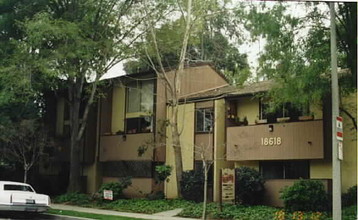 Collins West Apartments in Tarzana, CA - Building Photo - Building Photo