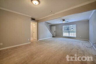 606 Shelmar Dr, Unit 301 in Euless, TX - Foto de edificio - Building Photo