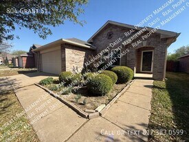 804 Grant St in Burleson, TX - Building Photo