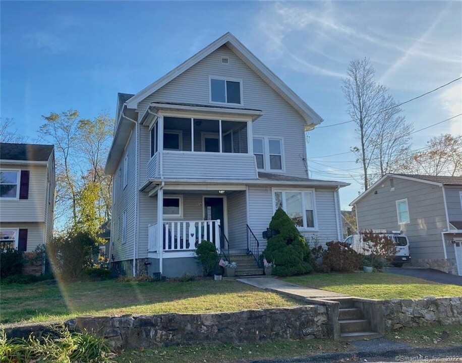13 Dubois St, Unit 2 in Stamford, CT - Building Photo