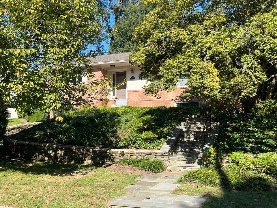 6805 Millwood Rd in Bethesda, MD - Building Photo