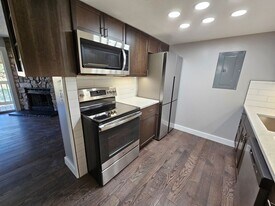 1960 S Xanadu Way in Aurora, CO - Building Photo