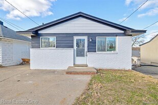 1982 S Ortonville Rd in Ortonville, MI - Building Photo