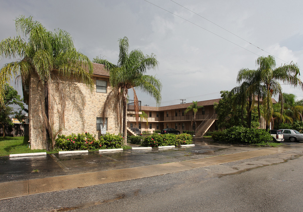 Rustic Manor Apartments in Fort Lauderdale, FL - Building Photo