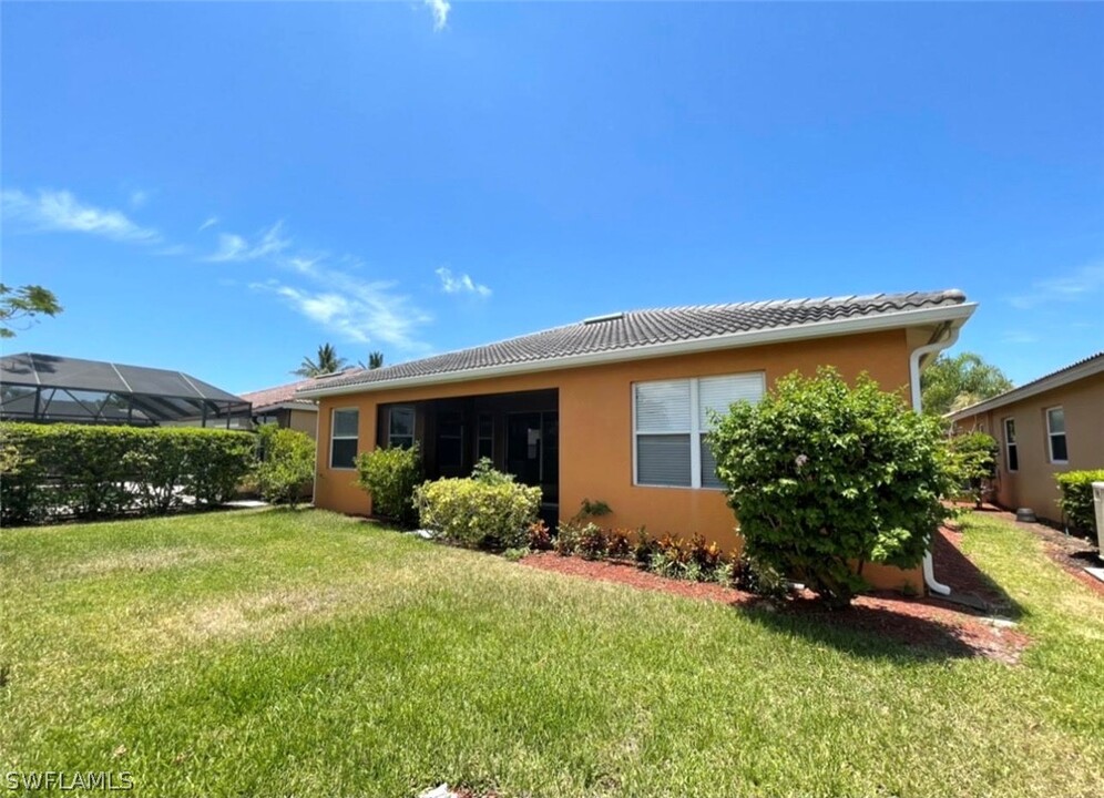 13936 Village Creek Dr in Ft. Myers, FL - Foto de edificio