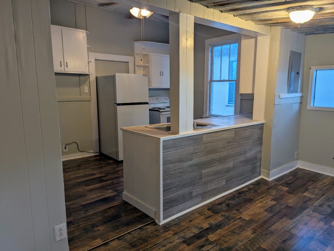 203 S Highland St in Paris, TN - Foto de edificio - Building Photo