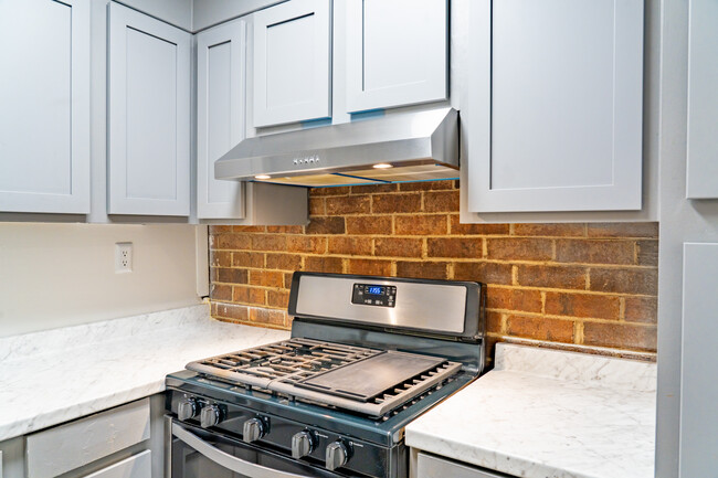 Chateau Apartments in Carrboro, NC - Building Photo - Interior Photo