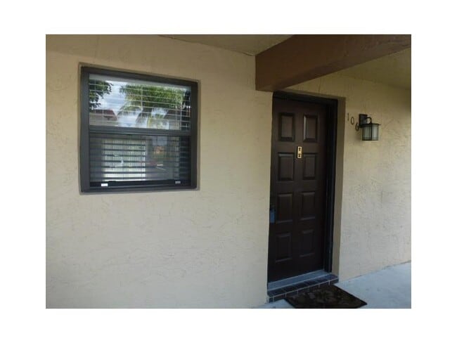 21895 Lake Forest Cir in Boca Raton, FL - Building Photo - Building Photo
