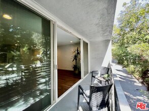 1920 N Hillcrest Rd in Los Angeles, CA - Building Photo - Building Photo
