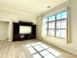 106 Overbrook in Irvine, CA - Building Photo - Building Photo