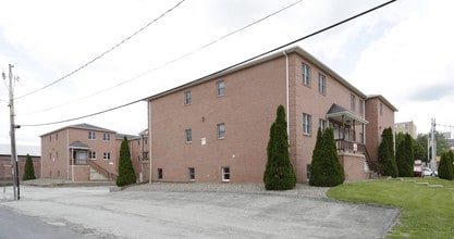 Crimson Hawk Housing in Indiana, PA - Foto de edificio - Building Photo