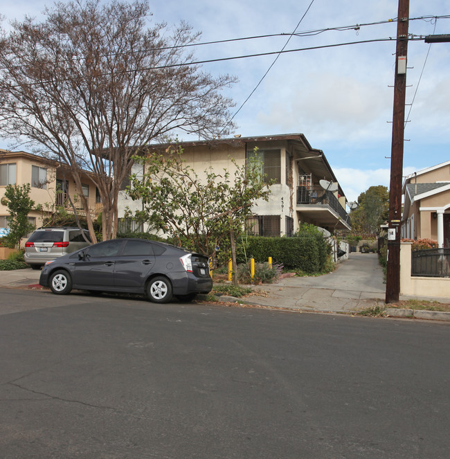 4391 Clayton Ave in Los Angeles, CA - Foto de edificio - Building Photo
