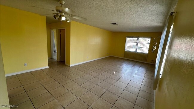 4824 Lucaya Dr in Cape Coral, FL - Foto de edificio - Building Photo