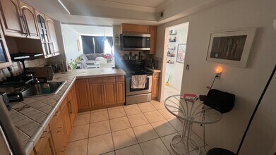 1301 NE Miami Gardens Dr in Miami Gardens, FL - Foto de edificio - Building Photo