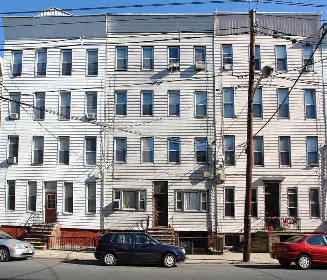 325 Grand St in Hoboken, NJ - Building Photo - Building Photo