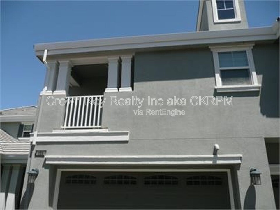 151 W Saltillo Ln in Mountain House, CA - Building Photo