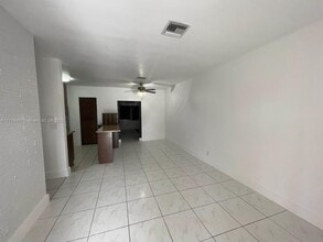 1011 Avenue F in Riviera Beach, FL - Foto de edificio - Building Photo
