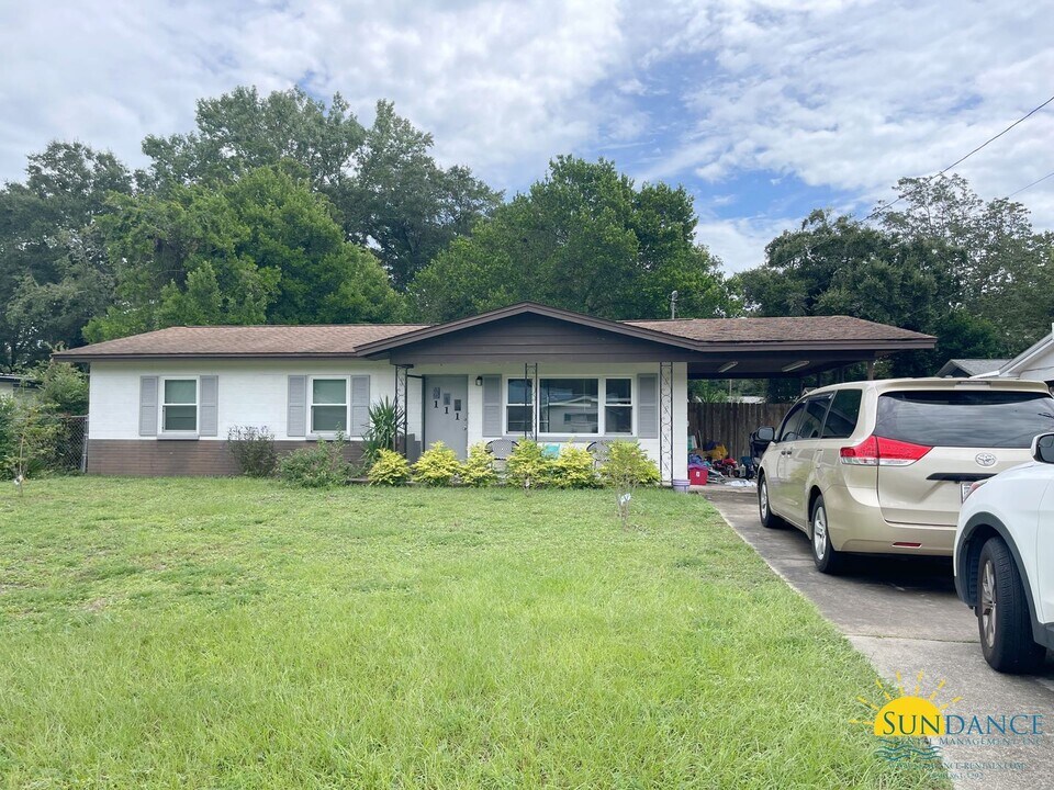 111 Baker Ave NW in Fort Walton Beach, FL - Building Photo