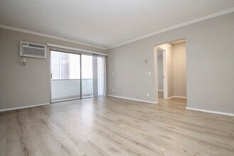 320 S Clark Dr in Los Angeles, CA - Building Photo - Building Photo