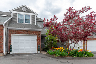 Farmington Meadows Estates in Bristol, CT - Building Photo - Building Photo