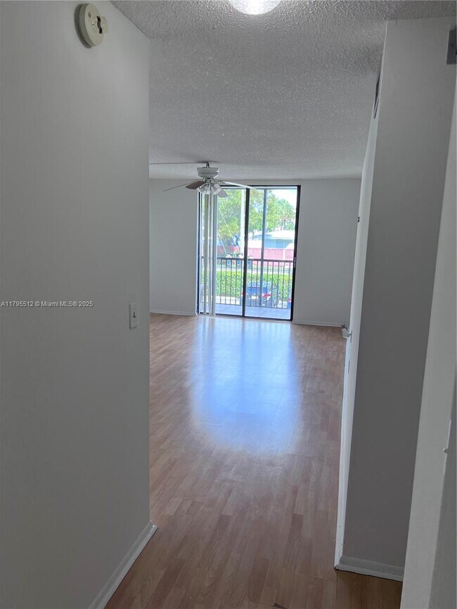 16950 W Dixie Hwy in North Miami Beach, FL - Foto de edificio - Building Photo
