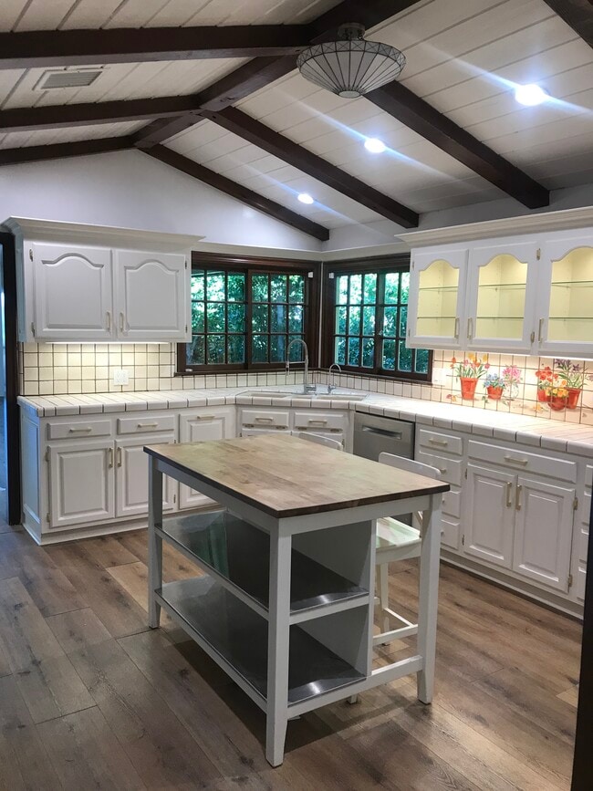 4776 Galendo St in Woodland Hills, CA - Foto de edificio - Building Photo