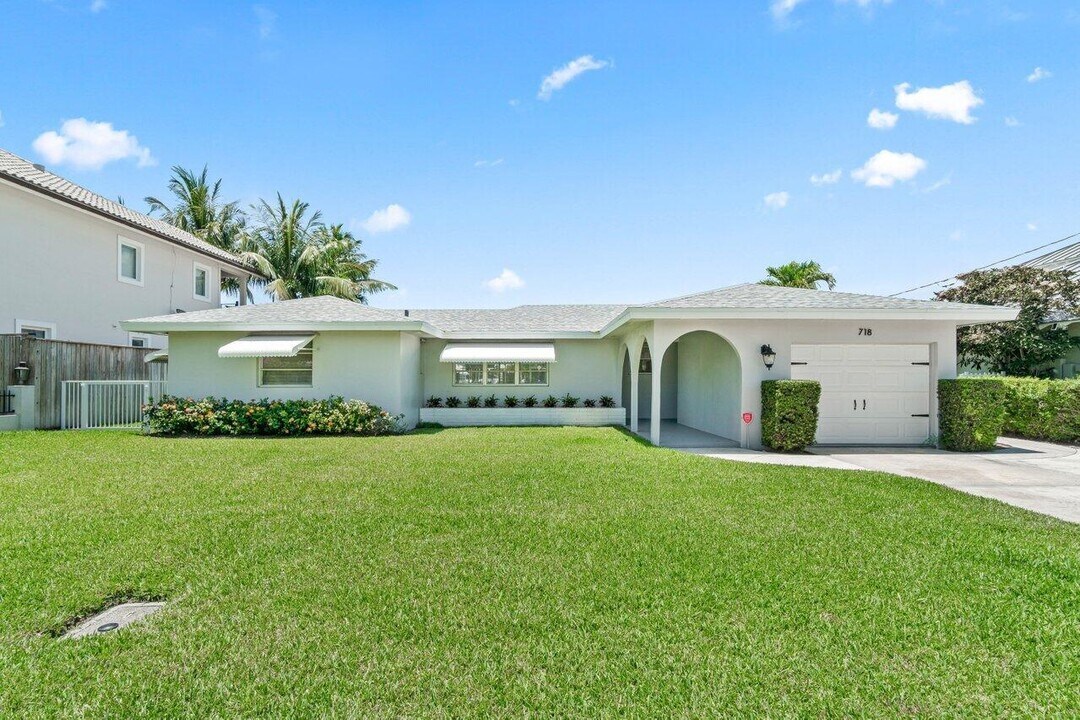 718 Shore Dr in Boynton Beach, FL - Building Photo