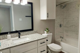 Saratoga Cove Apartments in Corpus Christi, TX - Foto de edificio - Building Photo