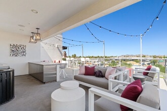 Axis Camelback in Phoenix, AZ - Building Photo - Building Photo