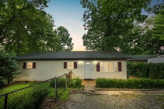 1320 E Gilbert St in Hendersonville, NC - Foto de edificio - Building Photo