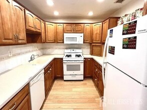 18 Stockton Rd in Kendall Park, NJ - Building Photo - Building Photo