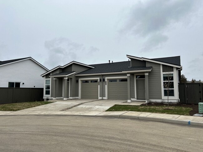 20665 SE Iron Horse Ln in Bend, OR - Building Photo - Building Photo