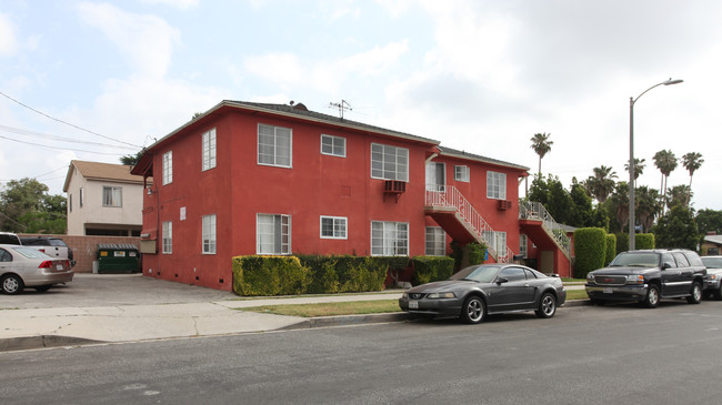 7303 Woodley Ave in Van Nuys, CA - Building Photo - Building Photo