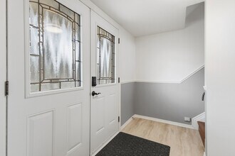 Gorgeous 3 Bedroom Townhome in Pondmills in London, ON - Building Photo - Building Photo