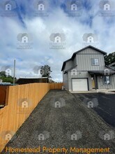 1190 SW Oakdale Ave in Dallas, OR - Building Photo - Building Photo