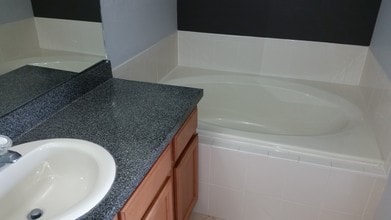 569 Vallance Way NE in St. Petersburg, FL - Foto de edificio - Building Photo