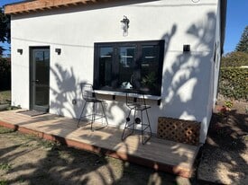 2060 Channel Dr in Ventura, CA - Building Photo