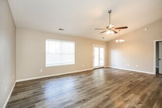 6566 Crossbridge Dr in Noblesville, IN - Foto de edificio - Building Photo