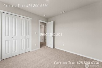 1402 SW Pendleton Way in Port Orchard, WA - Building Photo - Building Photo