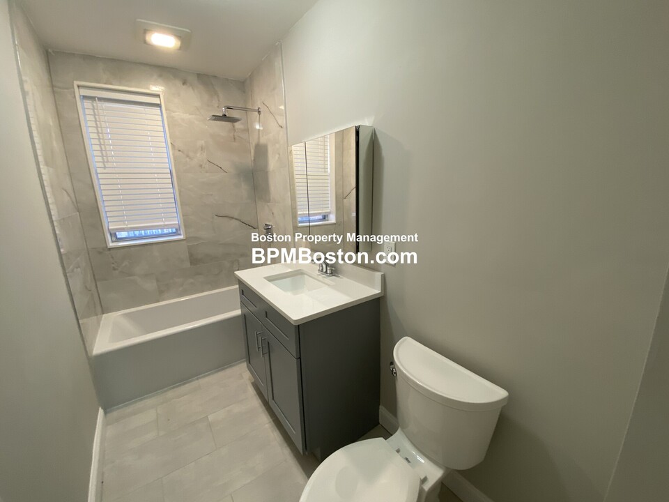 8 Kilsyth Rd, Unit 3 in Brookline, MA - Building Photo