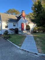 7 Floyd Pl in East Norwich, NY - Building Photo