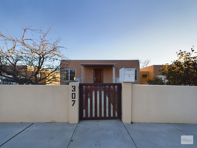 307 Lomita St in Santa Fe, NM - Building Photo - Building Photo